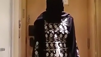 Türbanlı Orta Doğulu Kadın