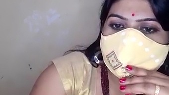 Momentos Íntimos De Homemaker Geeta Capturados En Cámara