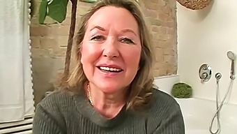 Yaşlı Kadın Komşusunun Kızıyla Oral Zevk Yaşıyor