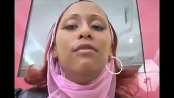 دختر عرب با سینه های طبیعی بزرگ، صورتش را از ضربه دریافت می کند