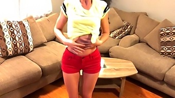Küçük Göğüslü Bir Amatör Genç, Bu Yüksek Kaliteli Videoda Üvey Fantazisiyle Striptiz Dansıyla Buluşuyor.