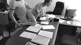 Patronun Gizli Kamera Tarafından Yakalanan Ofis Masasında Küçük Sekreteriyle Hızlı Seks