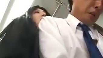 Yolcu, Asyalı Bir Kadından Halka Açık Bir Otobüs El Işi Alıyor