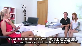 Avrupalı Kızıl Saçlı Oyuncuya Derin Boğaz Veriyor