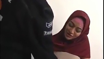 Orta Yaşlı Arap Kadın, Açık Bir Videoda Genç Adamı Baştan Çıkarıyor