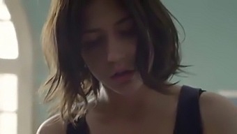 젊은 아델 엑스아르가폴로스의 뜨거운 장면 (2016)