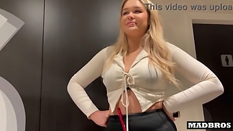 영어 간부가 업무 시간에 화장실과 엘리베이터에서 찌르고 있어요!