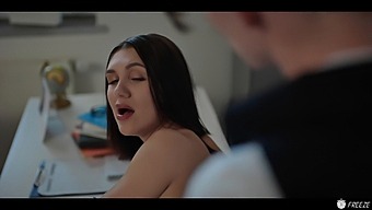 Zamrznutý V Čase: Teen Coed Dostane Od Svojho Učiteľa Creampie