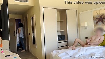 Bir Otel Hizmetçisi, Kendimi Halka Açıkta Sergiledikten Sonra Beni Tatmin Etmeyi Kabul Ediyor