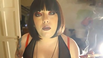 Şişman Dominatrix Tina, Hakimiyet Altındayken Bir Tutucuda Sigara Içiyor