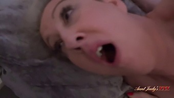 Azgın Üvey Anne Maggie Moon, Üvey Oğlu Tarafından Hd Videoda Mastürbasyon Yaparken Yakalandı