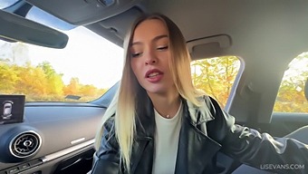 یک برخورد تصادفی منجر به یک برخورد داغ با یک نوزاد بلوند سکسی می شود.