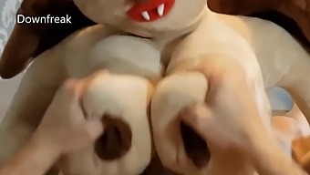Bat Girl Adında Bir Seks Bebek Uzun Süre Onu Tatmin Ediyor