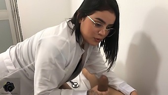 Büyük Popolu Doktor, Müşterinin Ereksiyon Sorunlarına Yardımcı Oluyor - Español