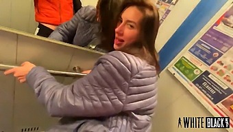 Seks Delisi Bir Kadın Olan Komşum, Asansörün Yakınında Karşıma Geçti Ve Eve Giderken Benimle Seks Yaptı