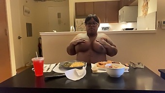 ウィル・パワーズがテルマのキッチンで嵐を料理して感謝の宴をします。