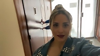 Genç Kız Komşusundan Anal Penetrasyon Istiyor Ve Bir Creampie Alıyor - Anal Creampie