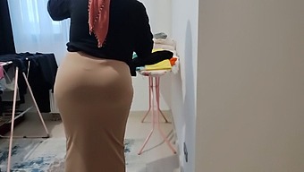 Üvey Annemin Büyük Derriere Ve Onunla Cinsel Ilişkiye Girme Isteğine Tutuldum.