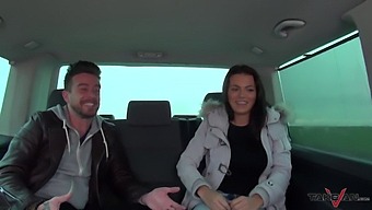 Dolgun Ve Kendinden Emin Bir Kadın, Istekli Erkekler Tarafından Bir Kamyonette Onlara Katılmaya Ikna Ediliyor