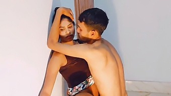 Üvey Erkek Kardeş, Üvey Kız Kardeşinin Cinsel Arzularını Büyük Bir Penisle Tatmin Ediyor.