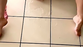 Genç Ve Çekici Bir Kız, Salonda Kendini Tatmin Ederek Sürtük Tarafını Fışkırtarak Sergiliyor Ve Her Yere Hevesle Işiyor