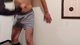 En Kvinde Humoristisk Og Legende Banker Og Slår På En Mands Penis I En Kyskhedsenhed