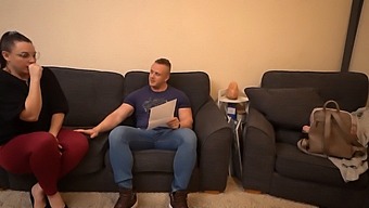 Büyük Popolu Kıvrımlı Kız Iş Görüşmesine Gider Ve Beklenmedik Bir Şekilde Ilgi Görür