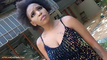 Afrikalı Model Ajansını Baştan Çıkarıyor Ve Seçmeler Sırasında Içine Giriyor