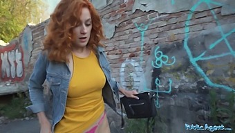 Ohromujúca Ryšavka Čašníčka Dáva Verejný Orálny Sex A Má Sex Vonku