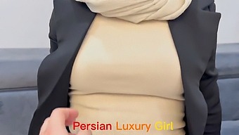 دختر جدید ایرانی فتیش خود را برای سینه های بزرگ و خودارضایی نشان می دهد