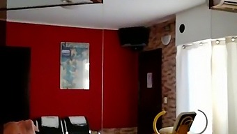Karım Nakit Karşılığında Genç Bir Yabancıya Tatmin Edici Bir Buluşma Sağlıyor