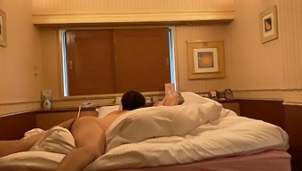 Japansk Skønhed Afslører Sine Kurver I Sensuel Video