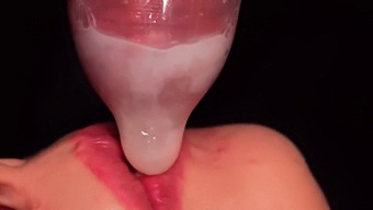 Süt Sağma Ağzı Ve Kondomlu Boşalma Ile Yoğun Bdsm Masajı