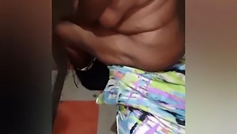 Mine Eventyr Med En Ældre, Kurvet Og Høj Afroamerikansk Bedstemor, Der Nyder At Engagere Sig I Seksuelle Aktiviteter