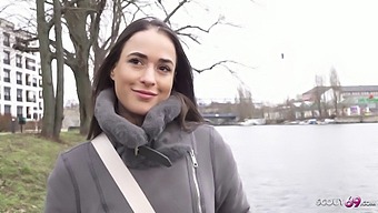 Lydiamaus96, En Tysk Amatør Med Tatoveringer Og En Vellystig Figur, Oplever En Hård Casting-Session