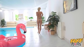 Fake Hostel - Nathaly Cherie'Nin Havuz Başında Iyi Donanımlı Bir Adamla Duygusal Anal Buluşması
