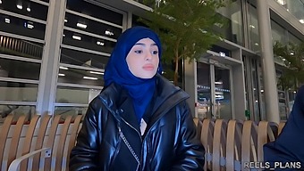 ندجا، یک زن ایرانی با چادر، به عنوان بخشی از پول پروازش، در توالت و راهرو درگیر سکس مقعدی می شود