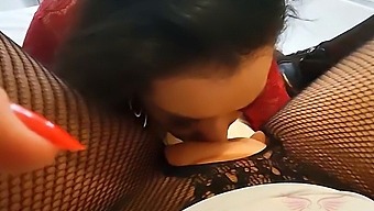 엔젤 리마가 클레오 캐딜락의 음부에 오랄 쾌감을 선사하는 노골적인 비디오