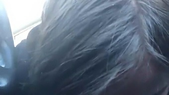 Teen Lesbisk Giver Bil Blowjob