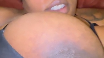 Siyah Porno Yıldızı Sıkı Amına Büyük Bir Creampie Alıyor