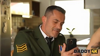 Avrupalı Genç, Daddy4k Hizmetinde Üvey Babasından Yüzüne Boşalıyor